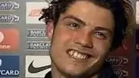 辛巴主播重返荧幕，豪车齐聚广场引关注